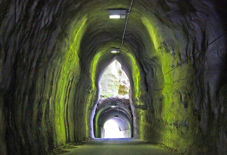 SNSでも話題の「2階建てトンネル」向山トンネル