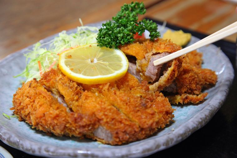 千葉 とんかつ亭有家 大きな「わらじとんかつ」（1,100円・税込）