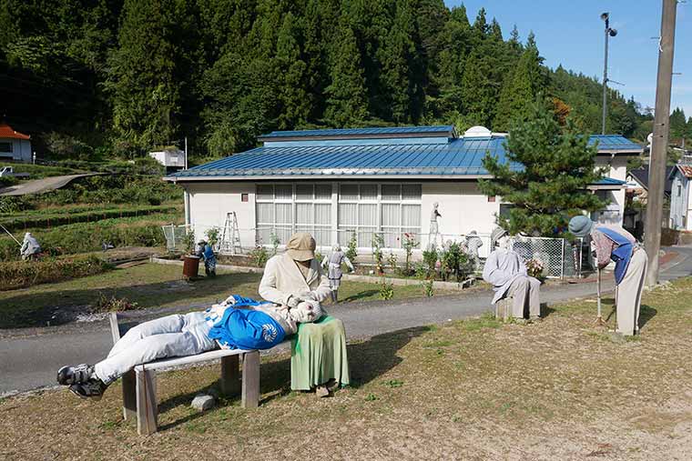 指一本一本の動きにまでこだわって作られたかかしたち