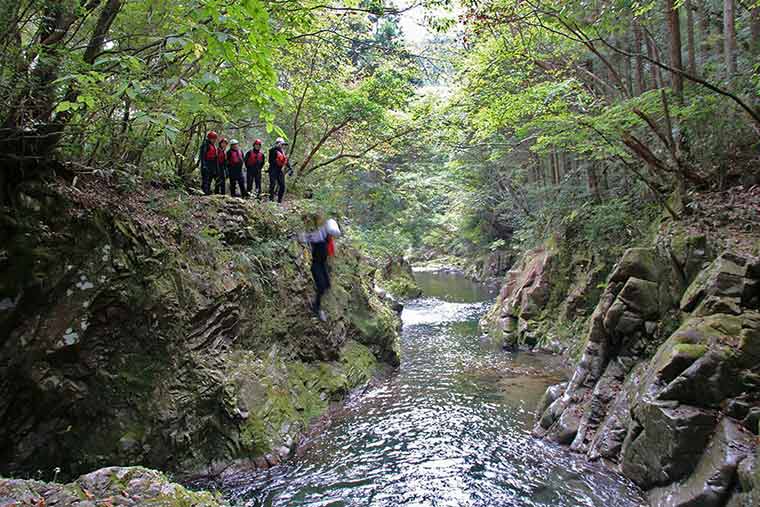 崖からのダイブ