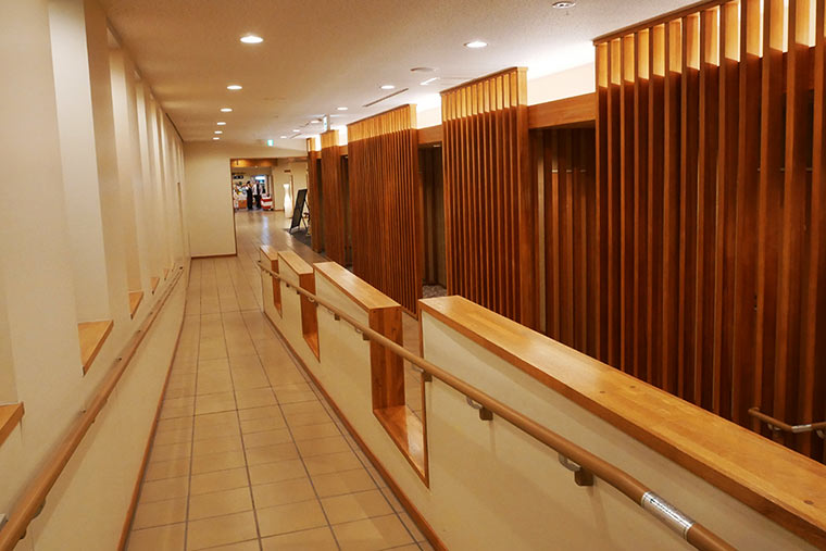 バリアフリー設計の館内