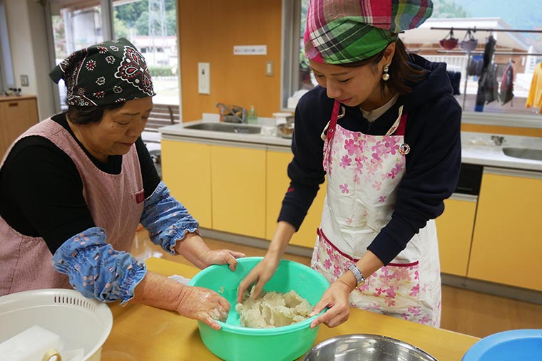 こんにゃく芋を粘りが出るまで練る