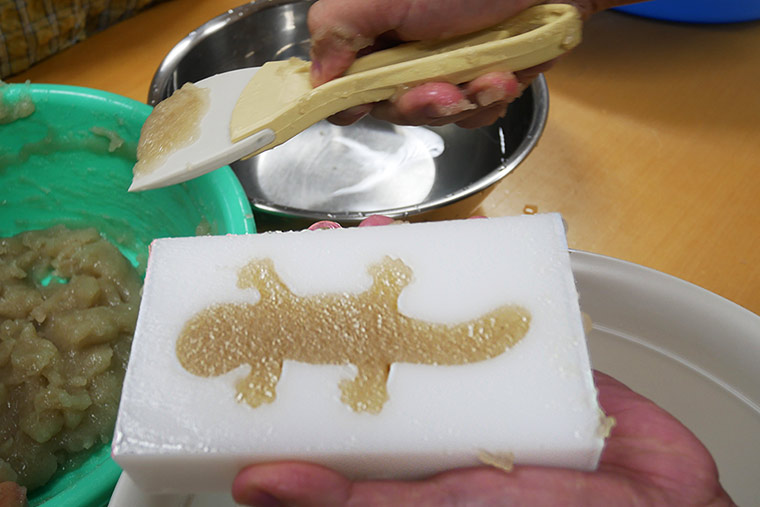 こんにゃく芋を型に入れる