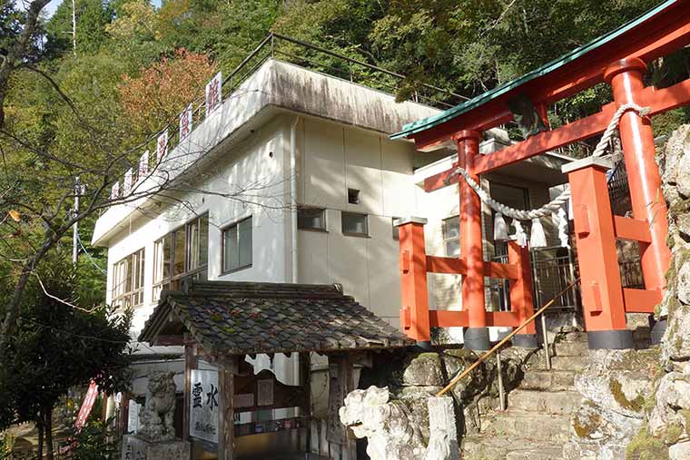 湯の山温泉館