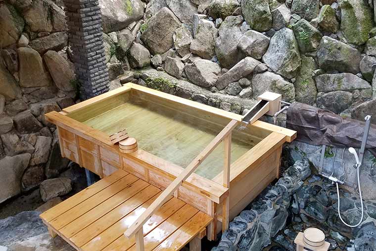 地元の有志の手でリニューアルした露天風呂