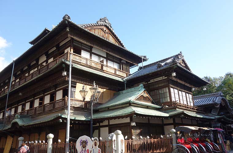 道後温泉本館は映画「千と千尋の神隠し」のモデルになったとも