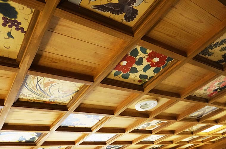 天井に描かれた天皇ゆかりのものの絵