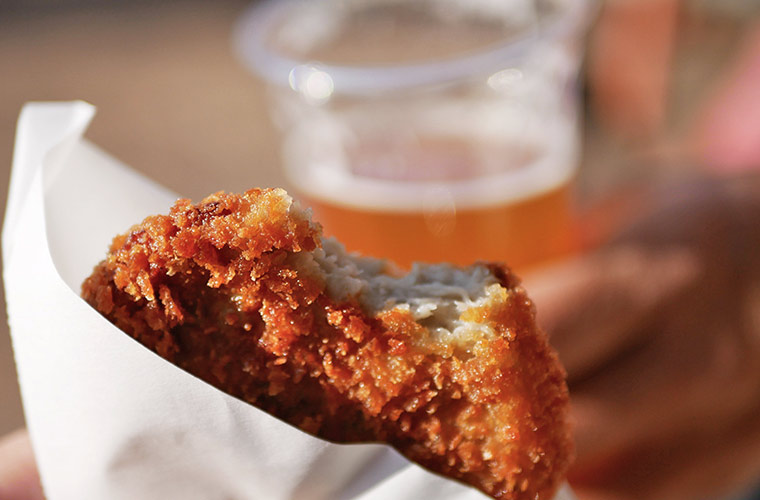 伊予名物じゃこ天をフライにした「じゃこカツ」と道後の地ビール「道後ビール」