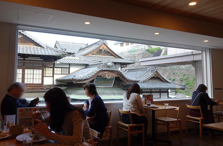 道後温泉本館正面にある「一六茶寮」