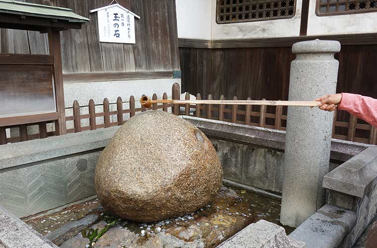  願いが叶う？「玉の石」