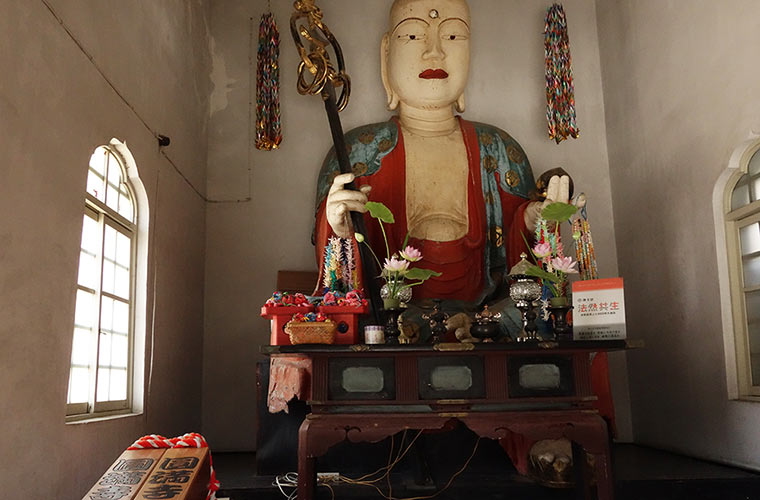 高さ約3.7ｍと大きな圓満寺のお地蔵さま