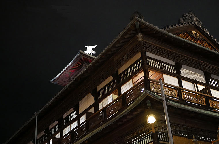 夜の道後温泉本館はとても幻想的