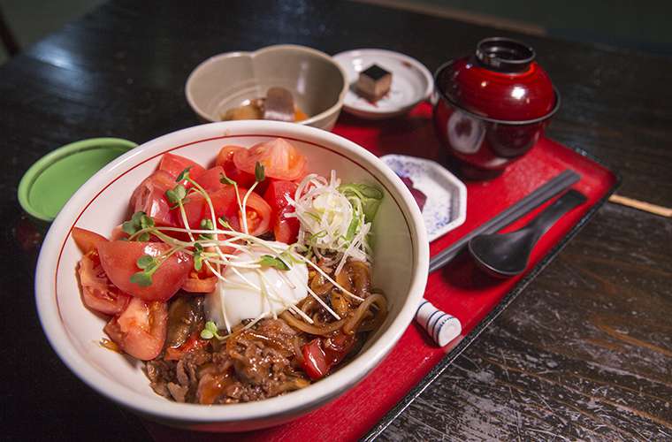 宴蔵の飛騨牛トマト丼