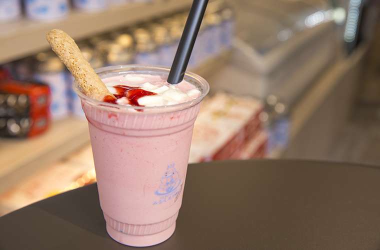 追いミルクをトッピングしたスムージーミルクのいちご味