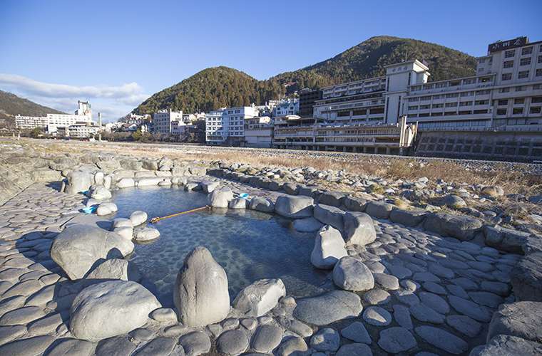 飛騨川の河川敷にある源泉かけ流しの噴泉地