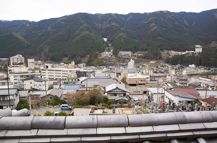 温泉寺から見下ろせる下呂の街並み