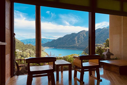 猿ヶ京温泉　山と湖の絶景に浮かぶ宿　料理旅館　樋口