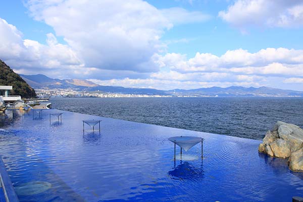 屋外ならではの、水槽が海と一体になって見える展示も