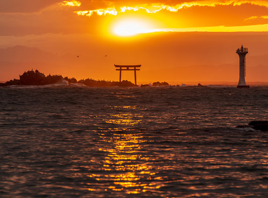 森戸神社鳥居と裕次郎灯台