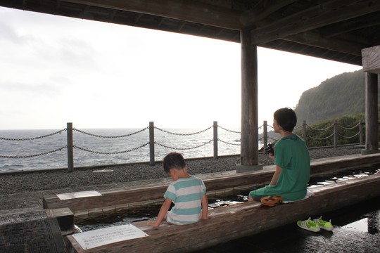 足湯につかりながら海を眺められる