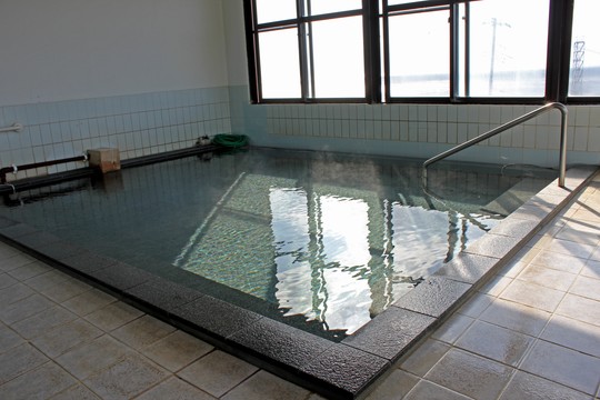 窓から海を一望できる内湯