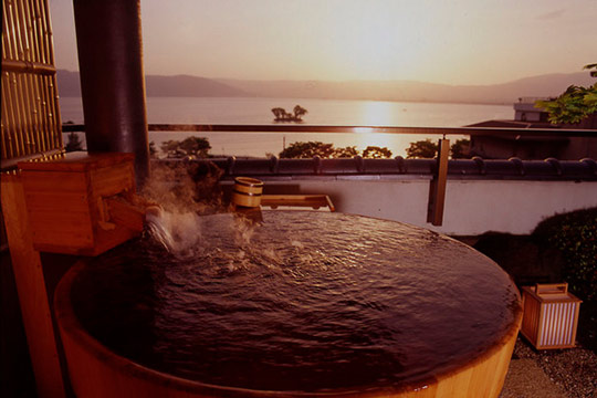 信州・上諏訪温泉 琥珀色の自家源泉を持つ宿【ホテル鷺乃湯】