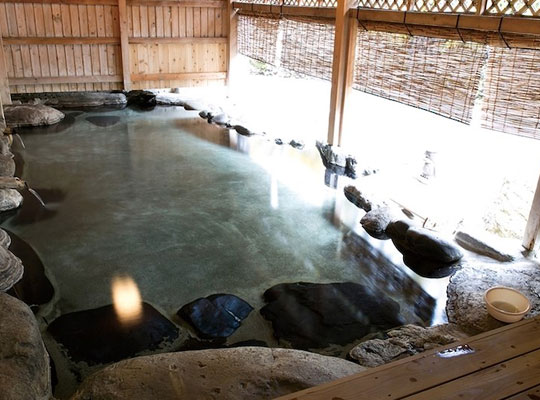 源泉掛流しの湯めぐりテーマパーク 龍洞（貸切露天風呂「音龍」）