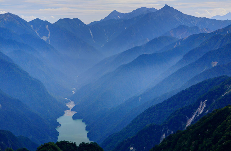 高瀬湖と穂高連峰