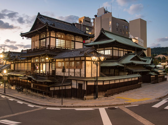 道後温泉の夕景