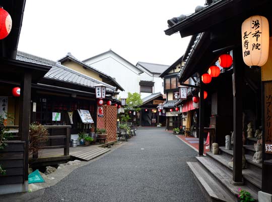 由布院温泉　湯の坪街道