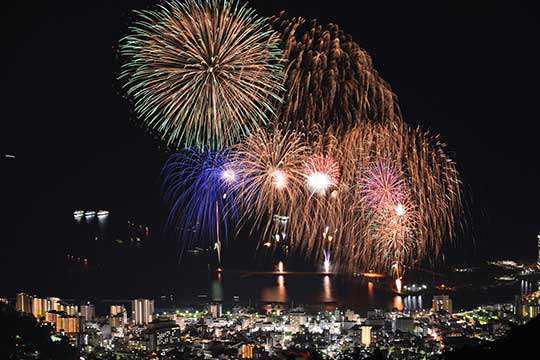 熱海100万ドルの夜景と海上花火