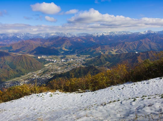 越後湯沢温泉　初雪と秋の越後湯沢