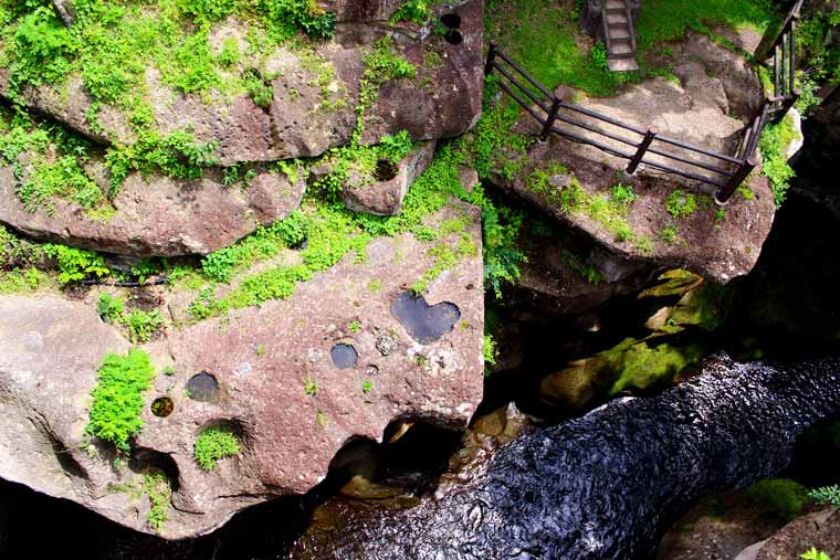 秋保温泉 覗橋から見た磊々峡のハート