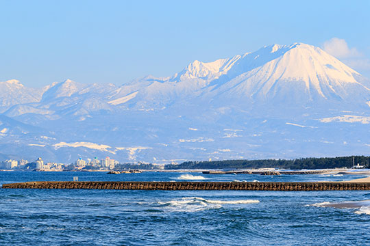 弓ヶ浜から眺める皆生温泉と大山