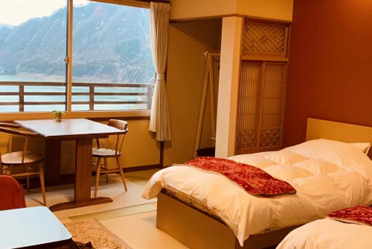 猿ヶ京温泉　山と湖の絶景に浮かぶ宿　料理旅館　樋口