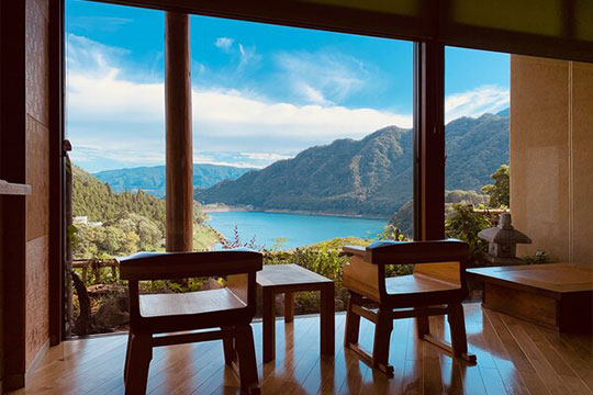 猿ヶ京温泉 山と湖の絶景に浮かぶ宿 料理旅館 樋口