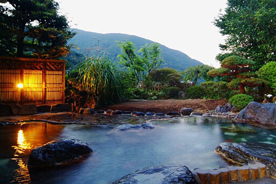 箱根湯本温泉　庭園露天を味わう宿　湯さか荘