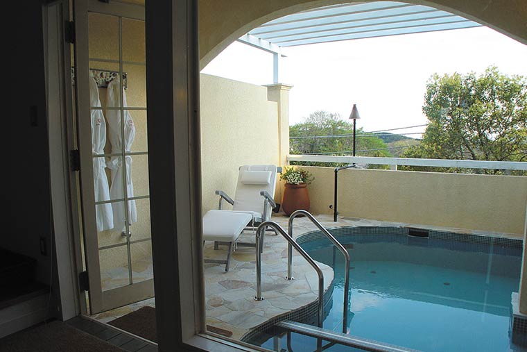 伊豆高原温泉　客室露天風呂付リゾートホテル　コルテラルゴ伊豆高原