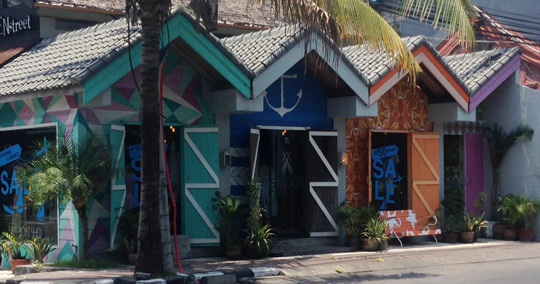 スミニャック・オベロイ通り