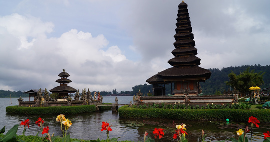 ウルン・ダヌ・ブラタン寺院
