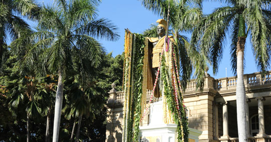 イオラニ宮殿（カメハメハ大王象）