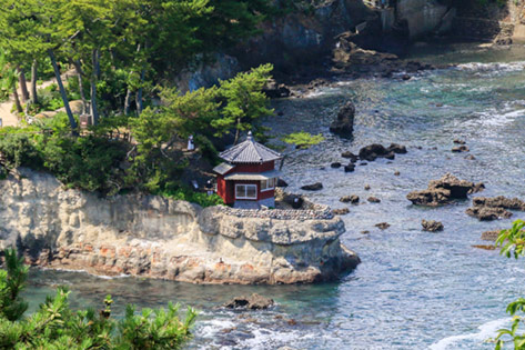 五浦海岸と六角堂