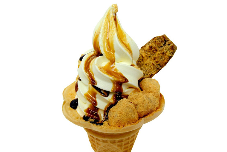 桔梗信玄餅がのったソフトクリーム