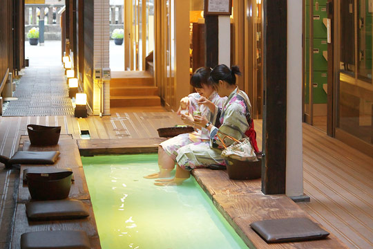 湯畑草菴 足湯カフェ