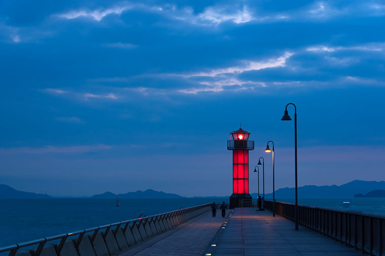 サンポート高松 ガラス灯台(通称「せとしるべ」)