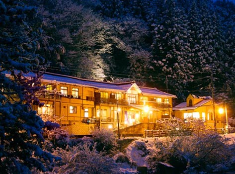 女性一人旅におすすめの温泉宿。四万温泉 柏屋旅館 外観