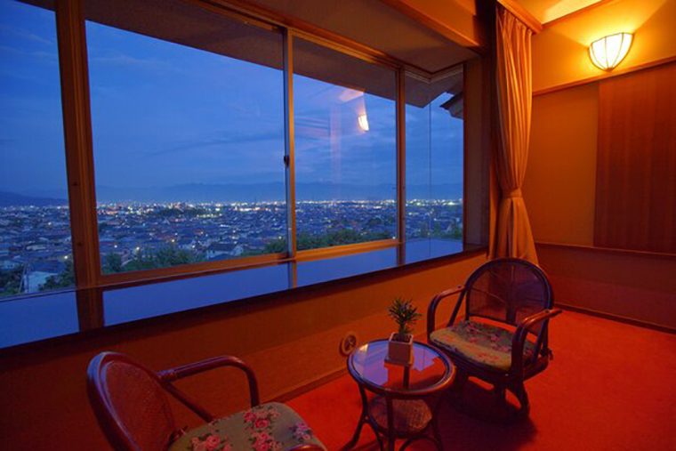 甲府の夜景を独占する温泉　１１種類の風呂　ホテル神の湯温泉