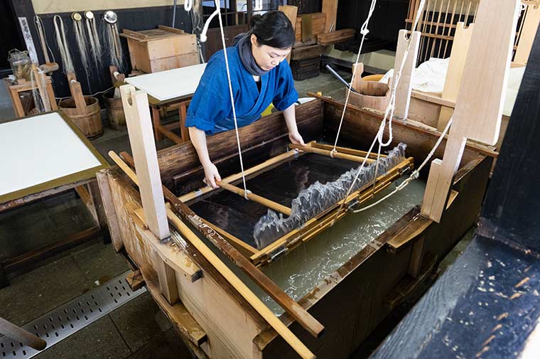 和紙を漉く