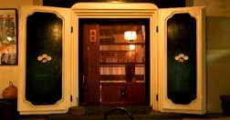 温かい火鉢と重厚な蔵扉が迎える