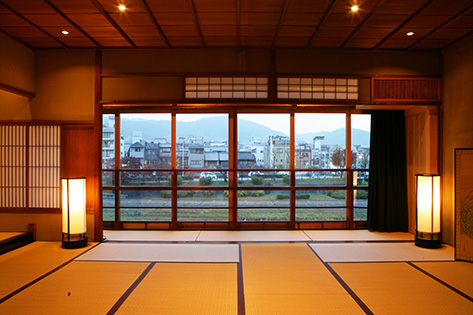 庵町家ステイ 美濃屋町　鴨川に面した座敷